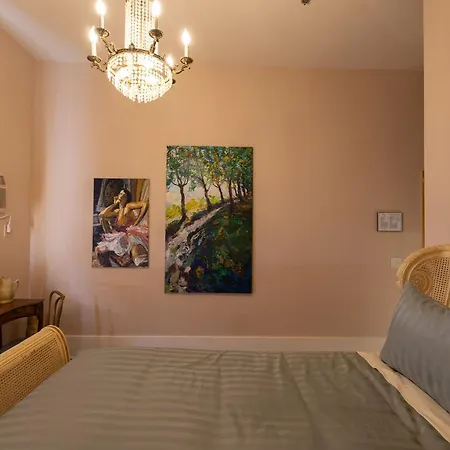 Pompadour Hotel *