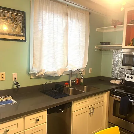 Petit Chateau Inn, French Quarter, Guest house