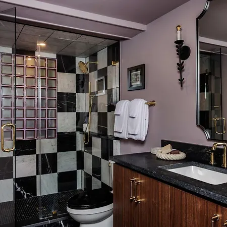 Boutique 9br With Pool Steps From French Q