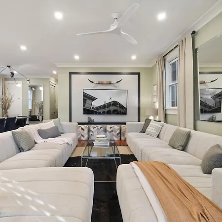 Holiday home Grand Lush With Heated Pool