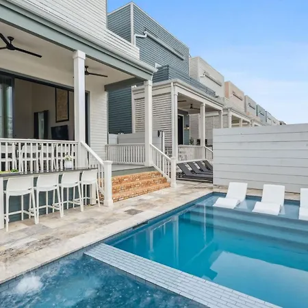2 Designer Homes 14 Bedrooms Walk To St Charles