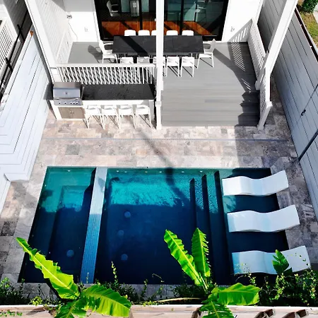 Designer 6-bedroom Pool 1 Block To Parade Route Holiday home