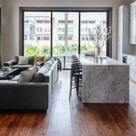 Designer 6-bedroom Pool 1 Block To Parade Route Holiday home