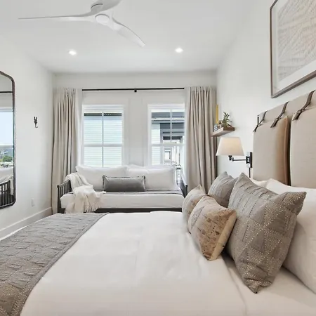 Designer 6-bedroom Pool 1 Block To Parade Route Holiday home