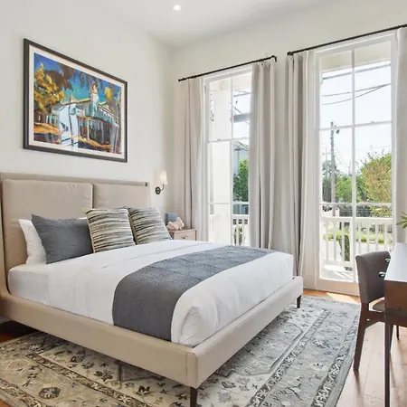 Designer 6-bedroom Pool 1 Block To Parade Route Holiday home New Orleans