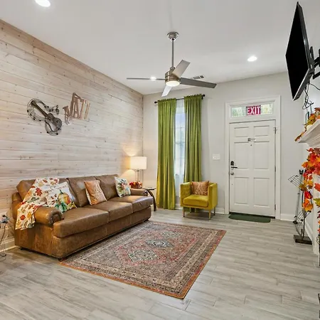 3br | Murals + Bbq, Near Ferry *