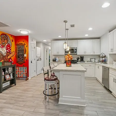 3br | Murals + Bbq, Near Ferry