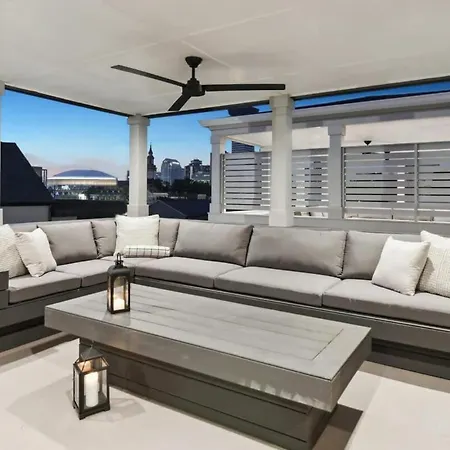 New Luxury Heated Pool & Holiday home *