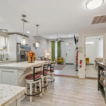 Holiday home 3br | Murals + Bbq, Near Ferry