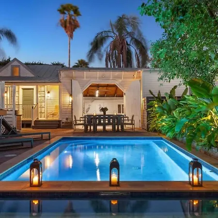 Bed & Breakfast Opulent Expansive Unit Heated Pool And