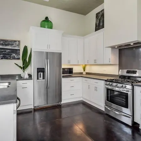 Contemporary Designer Near French Quarter Holiday home *
