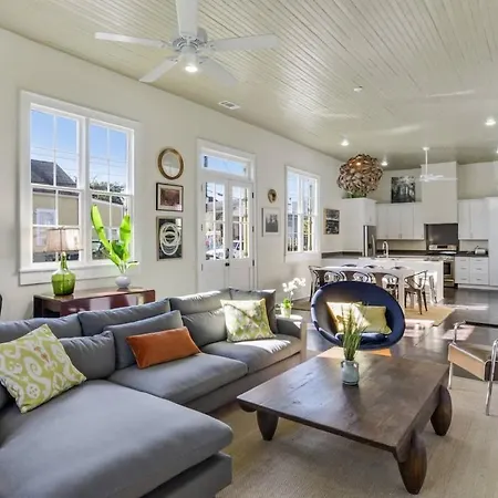 Holiday home Contemporary Designer Near French Quarter *