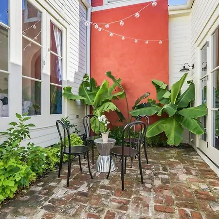 Contemporary Designer Near French Quarter Holiday home New Orleans