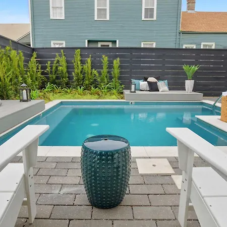 Holiday home 14br Downtown Combo & Shared Seasonal Pool *