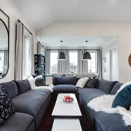14br Downtown Combo & Shared Seasonal Pool Holiday home