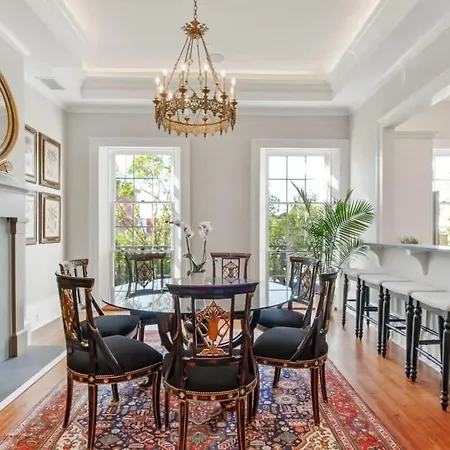 Elegant Cbd With Courtyard & Balcony Holiday home *