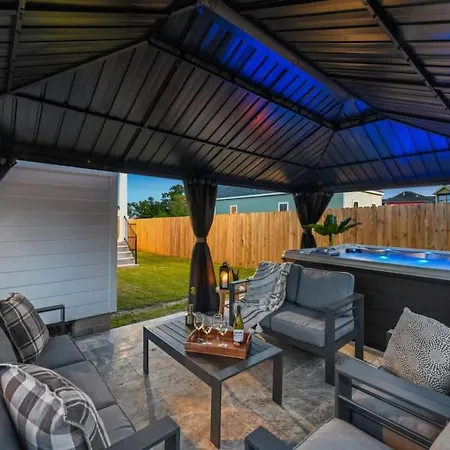Elegant Stylish With Hot Tub & Pergola New Orleans