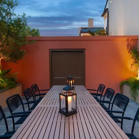 Elegant Cbd With Courtyard & Balcony