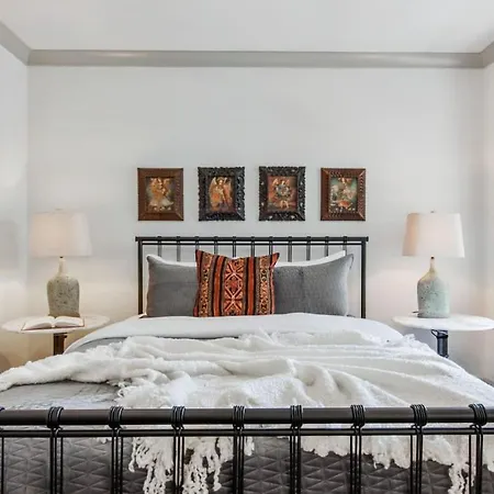 Elegant Cbd With Courtyard & Balcony *