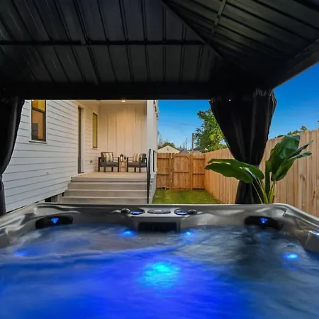 Elegant Stylish With Hot Tub & Pergola New Orleans