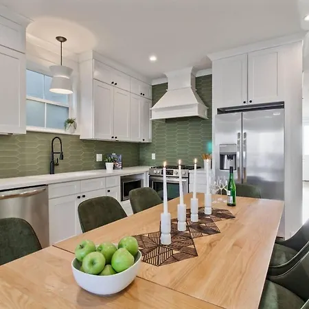 Spacious Mid-century Oasis With Heated Pool Holiday home New Orleans