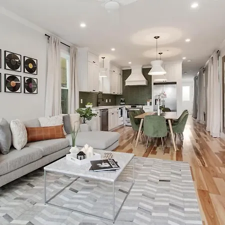 Holiday home Spacious Mid-century Oasis With Heated Pool