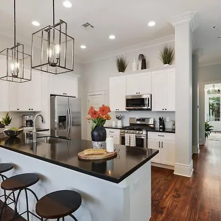 Sunny Midcentury Luxury Near French Quarter Holiday home