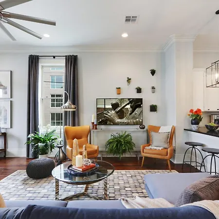 Sunny Midcentury Luxury Near French Quarter New Orleans