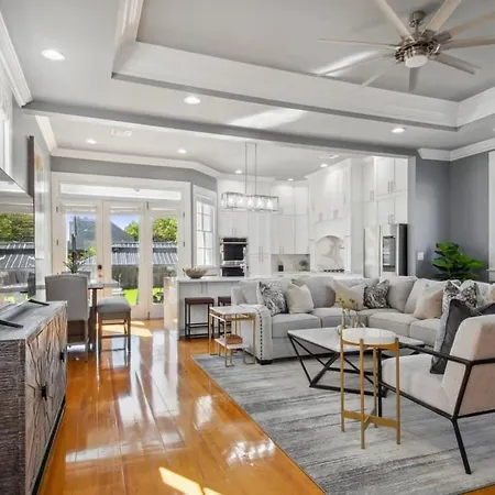 Stylish Modern With Hot Tub & Pergola Holiday home New Orleans