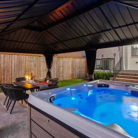 Holiday home Stylish Modern With Hot Tub & Pergola New Orleans