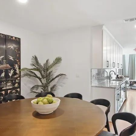 Two Expansive Near French Quarter Hotel *
