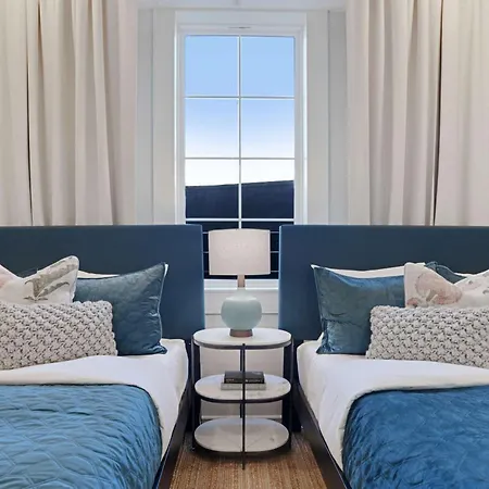 Luxe 19br Combo & Private Backyard With Pool Holiday home *