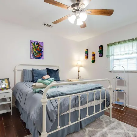 Modern Nola House With Yard Your Mardi Gras Base Holiday home *