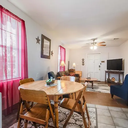 Modern Nola House With Yard Your Mardi Gras Base Holiday home *