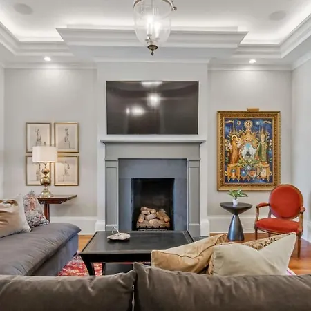 Holiday home Elegant Cbd With Courtyard & Balcony