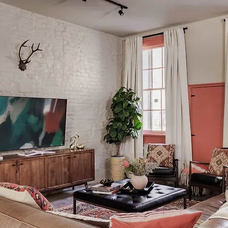Luxury Historic Neat To Downtown Holiday home