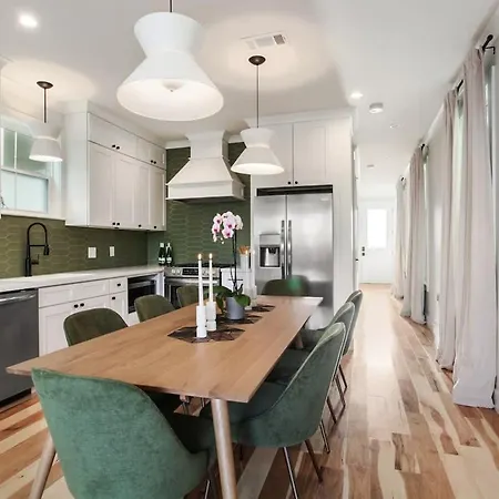 Holiday home Spacious Mid-century Oasis With Heated Pool