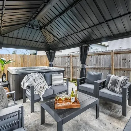 Elegant Stylish With Hot Tub & Pergola Holiday home New Orleans