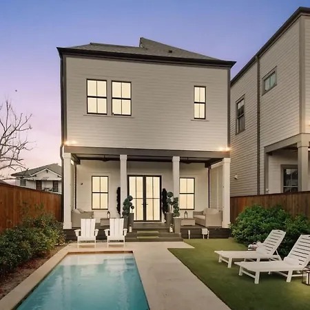 Holiday home Deluxe Modern Heated Pool & Game *