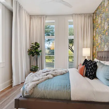 Luxe 19br Combo & Private Backyard With Pool Holiday home