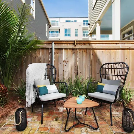 Holiday home Luxe With Back Patio Near Frenchmen *