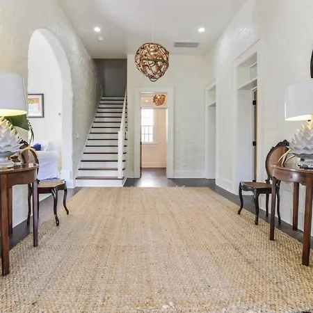 Contemporary Designer Near French Quarter * New Orleans