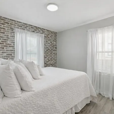 3br | Murals + Bbq, Near Ferry New Orleans