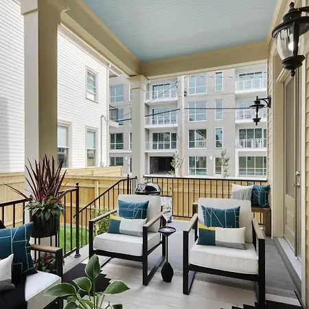 Sunny Midcentury Luxury Near French Quarter *