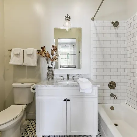 Sleek Modern Walk To French Quarter *