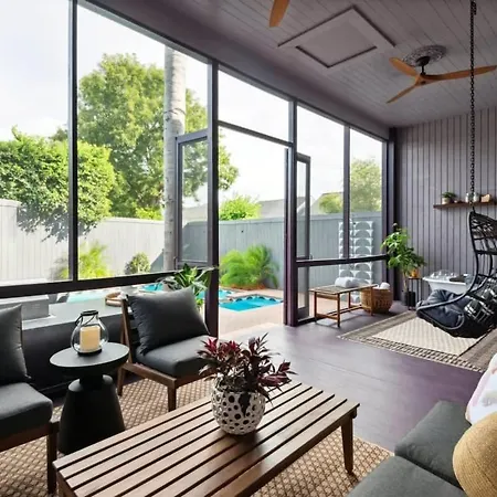 Holiday home 5 Bedroom Designer On Magazine Pool &