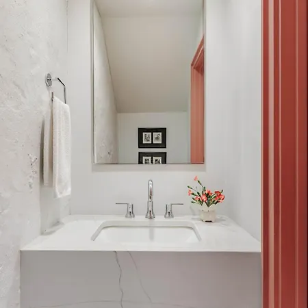 Luxury Historic Neat To Downtown Holiday home