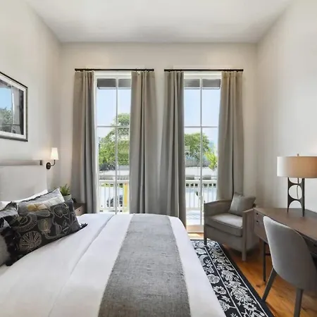 New Luxury Heated Pool & Holiday home New Orleans