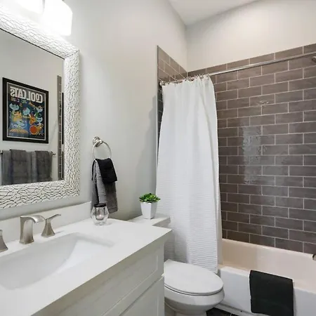 Sunny Midcentury Luxury Near French Quarter Holiday home New Orleans