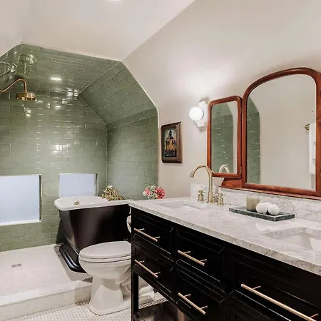 Lush Garden District & Shared Outdoor Space Holiday home New Orleans